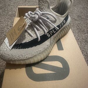 YEEZY 350 BOOST V2
"Slate" size 6